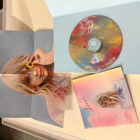 Taylor Swift - Lover (Target Exclusive Deluxe Version 3 CD) - Open - Picture 4 of 9